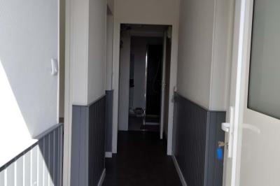 Panneau de signalisation indiquant les directions vers Aunay-sous-Auneau et Auneau, devant un champ de blé sous un ciel…