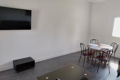 Panneau de signalisation indiquant les directions vers Aunay-sous-Auneau et Auneau, devant un champ de blé sous un ciel…