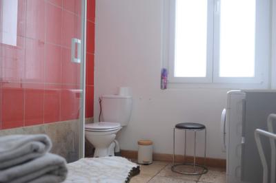 Panneau de signalisation indiquant les directions vers Aunay-sous-Auneau et Auneau, devant un champ de blé sous un ciel…