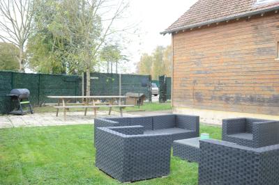 Panneau de signalisation indiquant les directions vers Aunay-sous-Auneau et Auneau, devant un champ de blé sous un ciel…