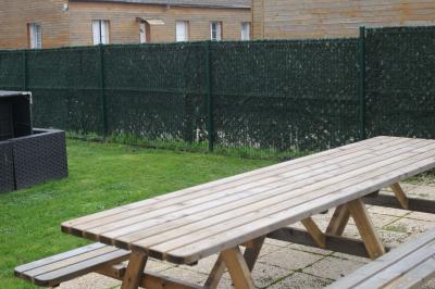 Panneau de signalisation indiquant les directions vers Aunay-sous-Auneau et Auneau, devant un champ de blé sous un ciel…