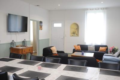 Panneau de signalisation indiquant les directions vers Aunay-sous-Auneau et Auneau, devant un champ de blé sous un ciel…