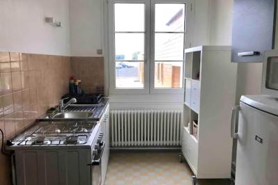 Panneau de signalisation indiquant les directions vers Aunay-sous-Auneau et Auneau, devant un champ de blé sous un ciel…