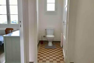 Panneau de signalisation indiquant les directions vers Aunay-sous-Auneau et Auneau, devant un champ de blé sous un ciel…