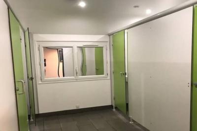 Panneau de signalisation indiquant les directions vers Aunay-sous-Auneau et Auneau, devant un champ de blé sous un ciel…