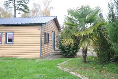 Panneau de signalisation indiquant les directions vers Aunay-sous-Auneau et Auneau, devant un champ de blé sous un ciel…