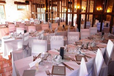 Chambre lumineuse avec deux lits simples, sol en carrelage, plafond en bois, et vue sur un jardin depuis une porte ouverte.