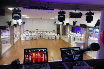 Tranche de foie gras en millefeuille avec décoration de fruits, sauce rouge et bâtonnets en chocolat.