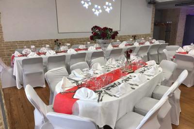 Tranche de foie gras en millefeuille avec décoration de fruits, sauce rouge et bâtonnets en chocolat.