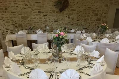 Tranche de foie gras en millefeuille avec décoration de fruits, sauce rouge et bâtonnets en chocolat.