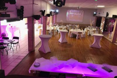 Tranche de foie gras en millefeuille avec décoration de fruits, sauce rouge et bâtonnets en chocolat.