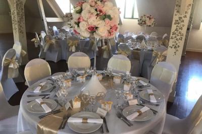 Tranche de foie gras en millefeuille avec décoration de fruits, sauce rouge et bâtonnets en chocolat.