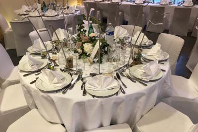 Tranche de foie gras en millefeuille avec décoration de fruits, sauce rouge et bâtonnets en chocolat.