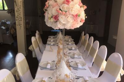 Tranche de foie gras en millefeuille avec décoration de fruits, sauce rouge et bâtonnets en chocolat.