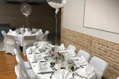 Tranche de foie gras en millefeuille avec décoration de fruits, sauce rouge et bâtonnets en chocolat.