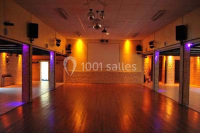 Tranche de foie gras en millefeuille avec décoration de fruits, sauce rouge et bâtonnets en chocolat.