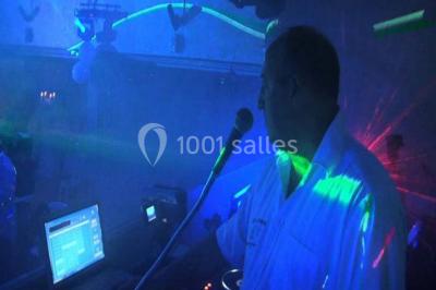 Tranche de foie gras en millefeuille avec décoration de fruits, sauce rouge et bâtonnets en chocolat.