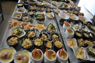 Tranche de foie gras en millefeuille avec décoration de fruits, sauce rouge et bâtonnets en chocolat.