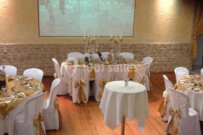 Tranche de foie gras en millefeuille avec décoration de fruits, sauce rouge et bâtonnets en chocolat.