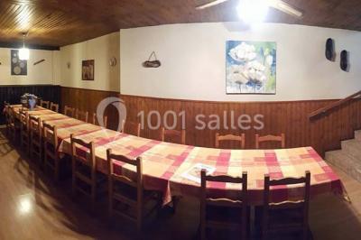 Grandes bûches pâtissières décorées de glaçage blanc, présentées sur une table ornée de guirlandes lumineuses et de…