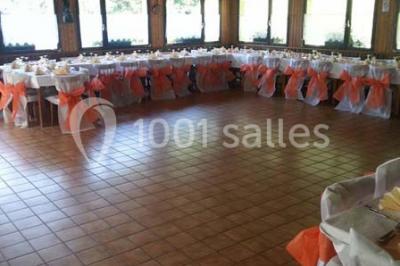 Grandes bûches pâtissières décorées de glaçage blanc, présentées sur une table ornée de guirlandes lumineuses et de…