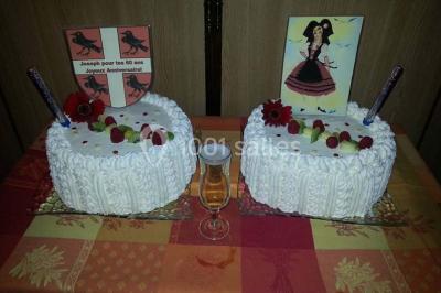 Grandes bûches pâtissières décorées de glaçage blanc, présentées sur une table ornée de guirlandes lumineuses et de…