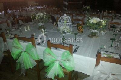 Grandes bûches pâtissières décorées de glaçage blanc, présentées sur une table ornée de guirlandes lumineuses et de…