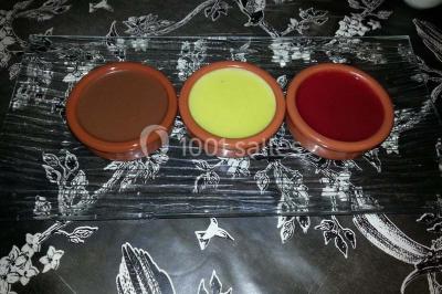 Grandes bûches pâtissières décorées de glaçage blanc, présentées sur une table ornée de guirlandes lumineuses et de…