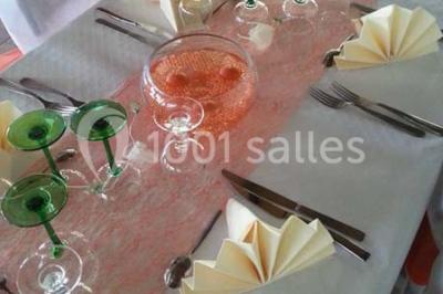 Grandes bûches pâtissières décorées de glaçage blanc, présentées sur une table ornée de guirlandes lumineuses et de…