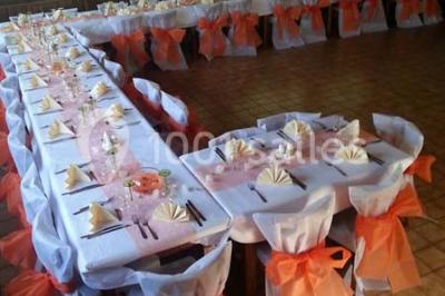 Grandes bûches pâtissières décorées de glaçage blanc, présentées sur une table ornée de guirlandes lumineuses et de…