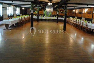 Grandes bûches pâtissières décorées de glaçage blanc, présentées sur une table ornée de guirlandes lumineuses et de…