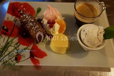 Grandes bûches pâtissières décorées de glaçage blanc, présentées sur une table ornée de guirlandes lumineuses et de…