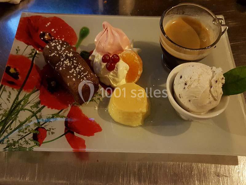 Assiette de desserts variés comprenant gâteau au chocolat, glace, panna cotta, fruits et un expresso.