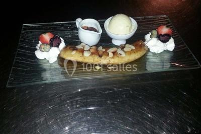 Assiette de desserts variés comprenant gâteau au chocolat, glace, panna cotta, fruits et un expresso.