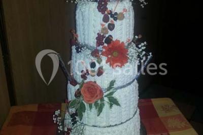 Assiette de desserts variés comprenant gâteau au chocolat, glace, panna cotta, fruits et un expresso.