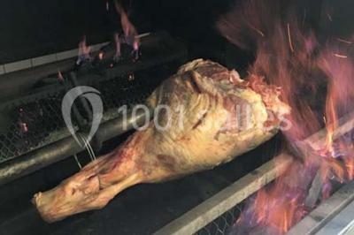 Assiette de desserts variés comprenant gâteau au chocolat, glace, panna cotta, fruits et un expresso.