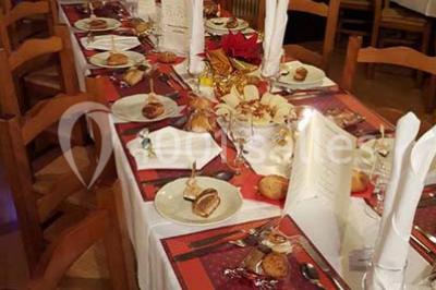 Assiette de desserts variés comprenant gâteau au chocolat, glace, panna cotta, fruits et un expresso.