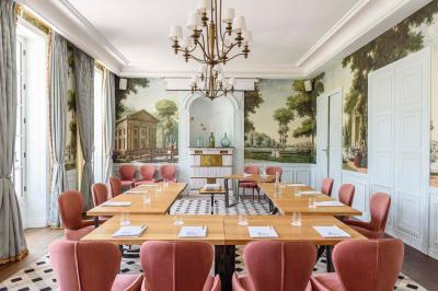 Chambre lumineuse avec un lit double, une fenêtre ouverte sur l'extérieur et un tableau accroché au mur.