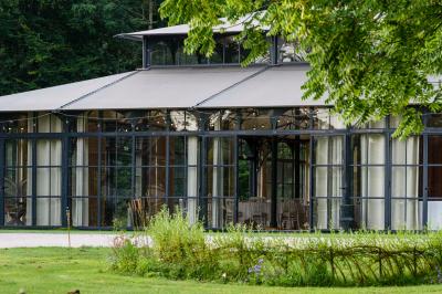 Chambre lumineuse avec un lit double, une fenêtre ouverte sur l'extérieur et un tableau accroché au mur.
