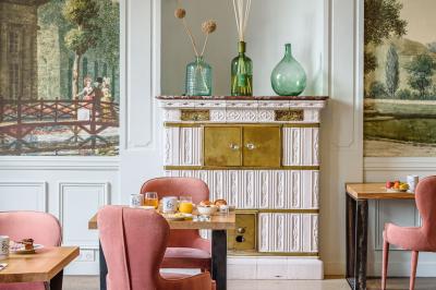 Chambre lumineuse avec un lit double, une fenêtre ouverte sur l'extérieur et un tableau accroché au mur.