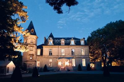 Voûtes en pierre éclairées par des lumières murales, avec des fenêtres laissant entrer la lumière naturelle.