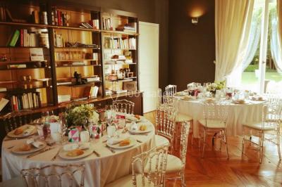 Voûtes en pierre éclairées par des lumières murales, avec des fenêtres laissant entrer la lumière naturelle.