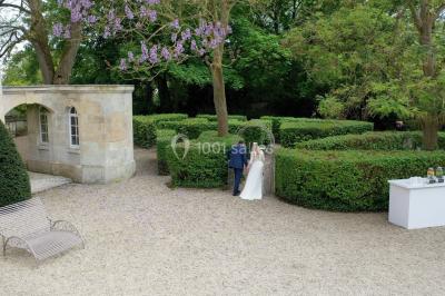 Voûtes en pierre éclairées par des lumières murales, avec des fenêtres laissant entrer la lumière naturelle.