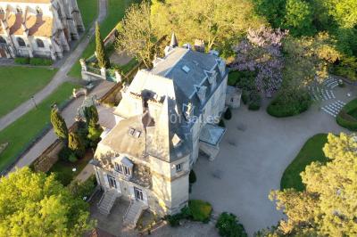 Voûtes en pierre éclairées par des lumières murales, avec des fenêtres laissant entrer la lumière naturelle.