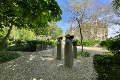 Voûtes en pierre éclairées par des lumières murales, avec des fenêtres laissant entrer la lumière naturelle.
