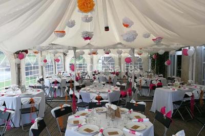 Aménagement de jardin avec un parterre circulaire entouré de pierres, contenant des plantes, sur fond de verdure et collines.