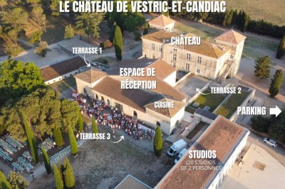 Miniature Location salle Vestric-et-Candiac (Gard) - Château de Vestric et Candiac #5 Vue aérienne d'un domaine avec un grand bâtiment principal, des annexes, un canal et des espaces verts environnants.