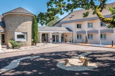 Salle de bain accessible avec douche à l'italienne, barres d'appui, lavabo adapté et toilettes surélevées.