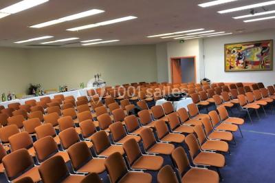 Salle de bain accessible avec douche à l'italienne, barres d'appui, lavabo adapté et toilettes surélevées.