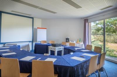 Salle de bain accessible avec douche à l'italienne, barres d'appui, lavabo adapté et toilettes surélevées.